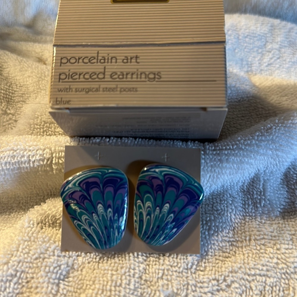 Avon Vintage 1991 Porcelain Art Pierced Earrings - blue